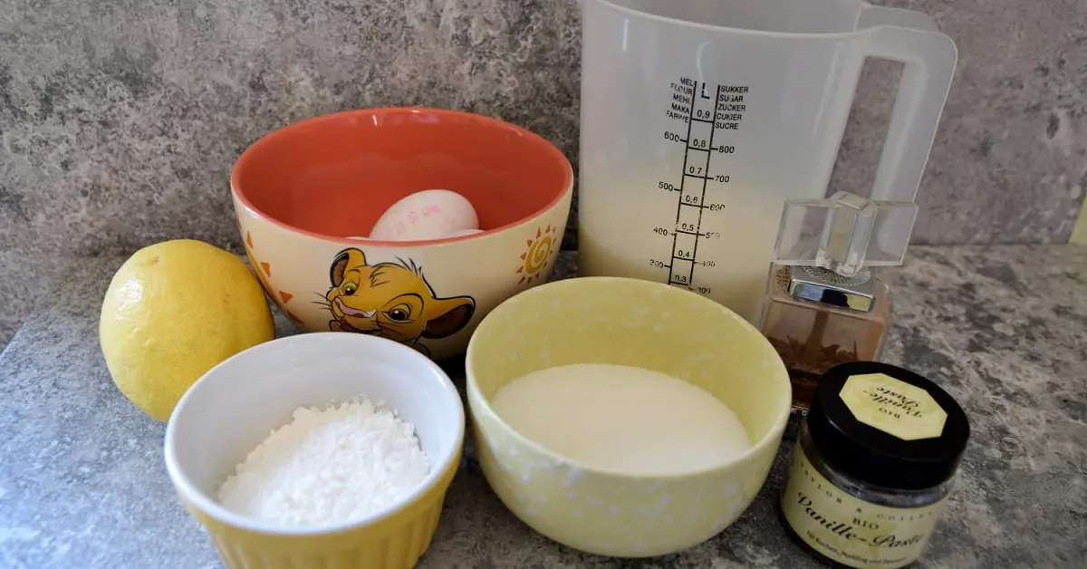 In mehreren Gefäßen liegen die Zutaten für die Crema Catalana bereit