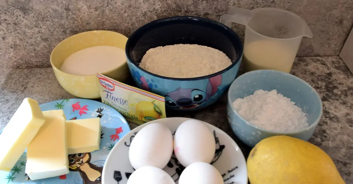 Zutaten für Zitronentart Auf einem Küchentresen sind in verschiedenen Schalen Zutaten für eine italienische Zitronentarte zu sehen