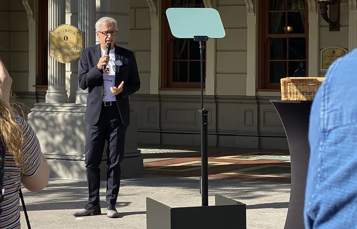 Daniel Delcourt hält Rede Daniel Delcourt erklärt die Maßnahmen des Disneyland Paris im Detail