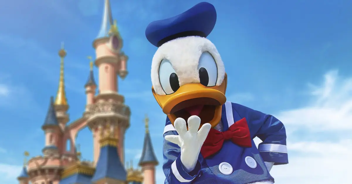 Donald Duck Donald Duck vor dem Sleeping Beauty Castle in Disneyland Paris