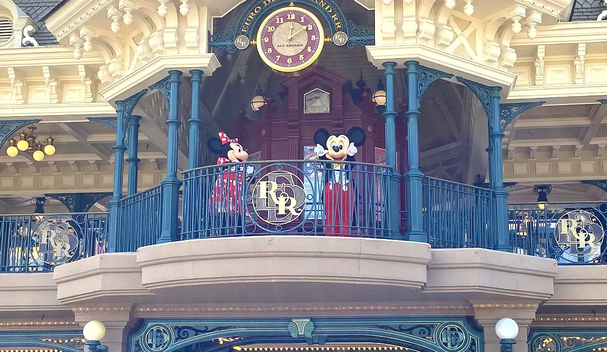 Mickey & Minnie an der Main Street Station Minnie Mouse und Mickey Mouse winken zum Abschied vom Balkon der Main Street Station