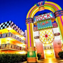 An einem Gebäude in Disney's All Star Music Resort steht eine überdimensionale Jukebox in leuchtenden Farben