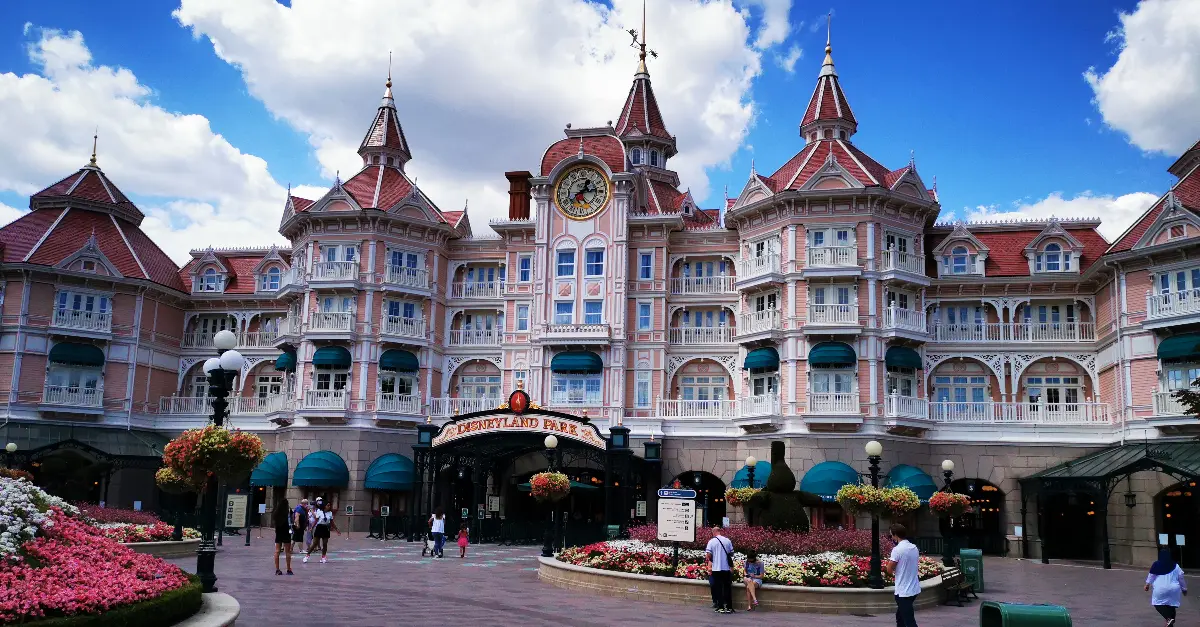 Disneyland Hotel in Paris Die Eingangsfassade imponiert und ist Teil des Disneylandhotels, umgeben von unzähligen Blumen.