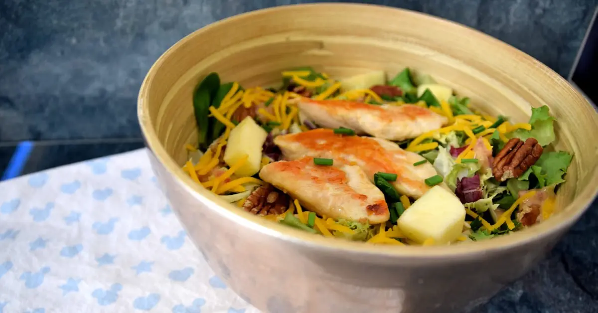 Colony House Salad Auf einem Küchenhandtuch mit Mickey-Motiv steht eine Schüssel mit dem Colony House Salad