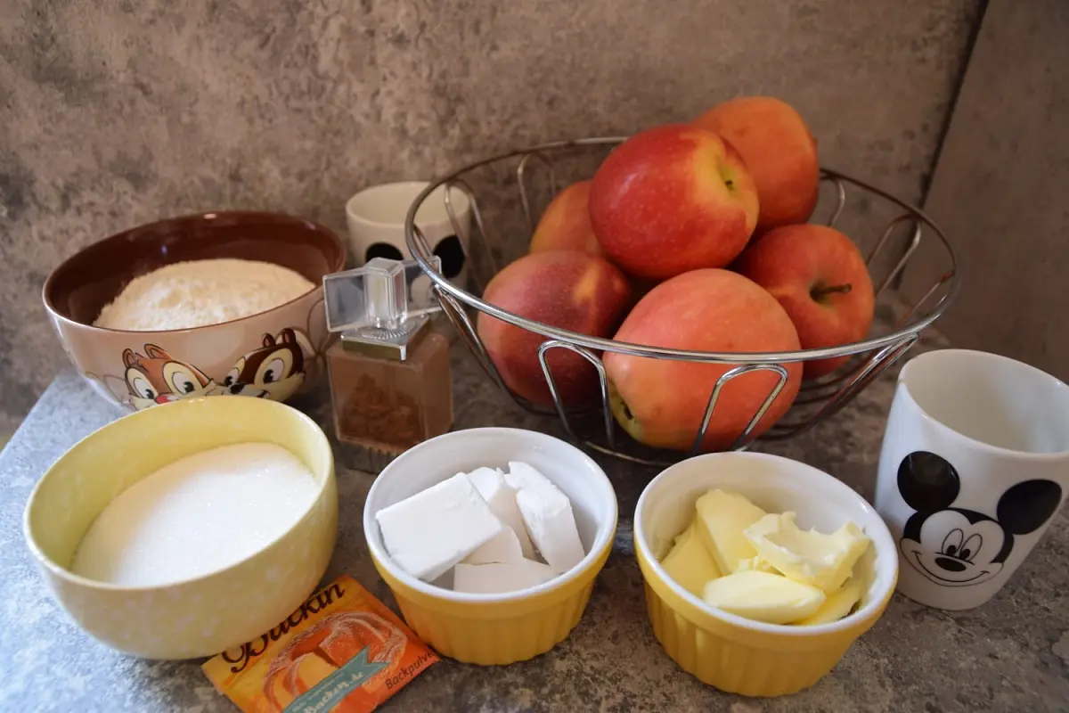 Zutaten für Apple Pie Auf einer Küchenarbeitsfläche sind mehrere Zutaten für den Apple Pie zu sehen