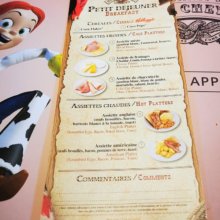 Speisekarte für das Frühstück im Chuck Wagon Cafe mit Abbildungen der Gerichte