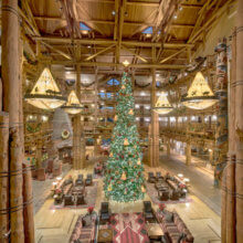 Prächtig geschmückter Weihnachtsbaum in der Lobby der Wilderness Lodge
