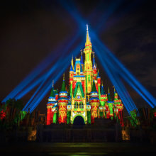 Das Cinderella Schloss in Walt Disney World bei Nacht in festlichen Farben beleuchtet