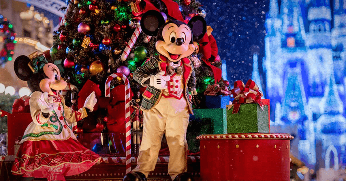 Mickey und Minnie vor dem Weihnachtsbaum Mickey und Minnie Mouse in festlicher Kleidung auf einem Paradewagen auf der Main Street U.S.A. vor dem Cinderella Schloss bei festlicher Beleuchtung
