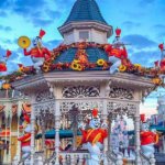 Halloween-Dekoration am Town Square in der Main Street U.S.A.