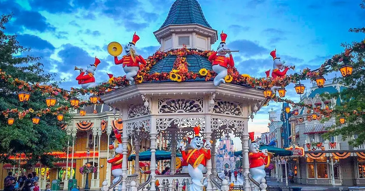 Geschmückter Gazebo an Halloween Reich geschmückter Gazebo mit Geistern, Girlanden und Laternen - passend zur Halloweensaison