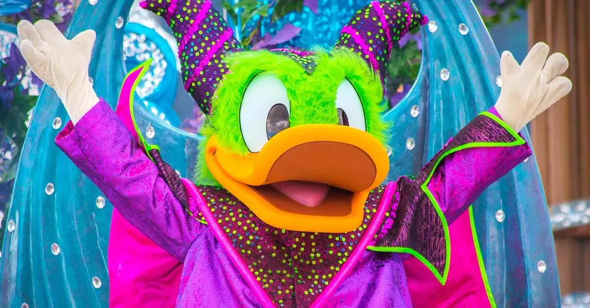 Donald Duck im Malefiz Kostüm Donald Duck in einem Halloweenkostüm in Disneyland Paris zu Halloween 2020