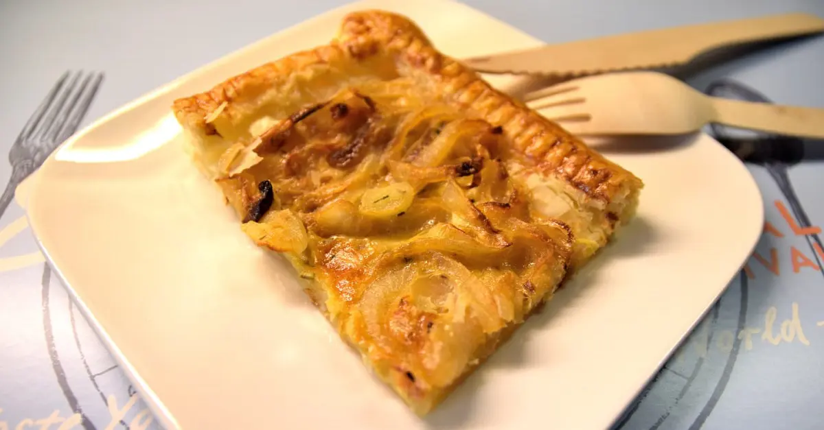 Tarte à l'Onion Alsacienne Auf einem Teller liegt ein Stück goldbraun gebackene Zwiebeltarte wie sie beim Epcot Food & Wine Festival in Disney World angeboten wird