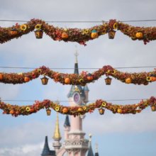 Kürbisgirlanden hängen über der Main Street U.S.A.