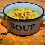 Eine Portion der Loaded Baked Potato Soup nach einem Disney Parks Rezept