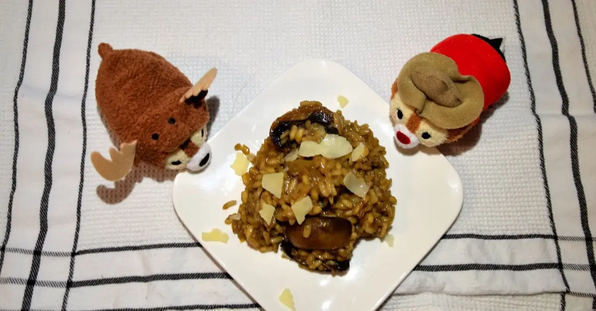 Chip and Dale mit Pilzrisotto Neben einem Teller mit Pilzrisotto sitzen zwei Chip und Chap Tsum Tsums im Kanada-Design