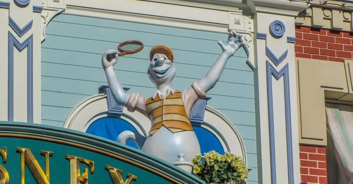 Geisterfigur spielt Tennis Eine lustige Geisterfigur auf einem Gebäude an der Main Street U.S.A. in Disneyland Paris