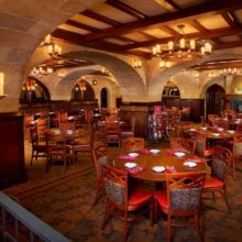 Blick in den Innenraum des Le Cellier Steakhouses im Kanada Pavillon in Epcot