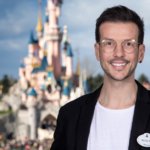 Designers Nicolas Cueff vor dem Sleeping Beauty Castle in Disneyland Paris
