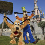 Goofy und Pluto vor dem Dornröschenschloss in Disneyland Paris