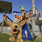 Goofy und Pluto vor dem Dornröschenschloss in Disneyland Paris