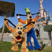 Goofy und Pluto vor dem Dornröschenschloss in Disneyland Paris