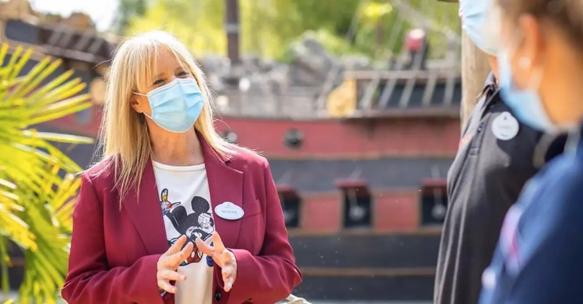 Natacha Rafalski in Disneyland Paris Natacha Rafalski mit Cast Membern vor dem Piratenschiff in Disneyland Paris