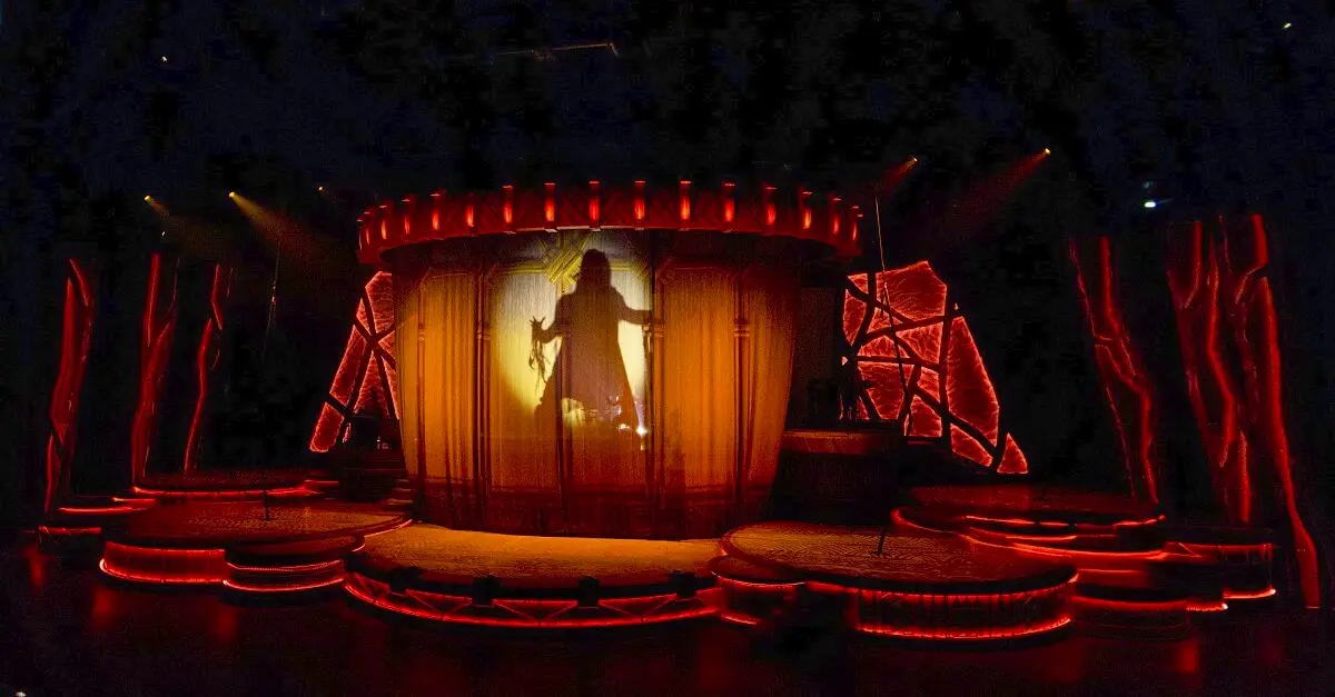 Beginn der Show König der Löwen Rhythms of the Pride Lands in Disneyland Paris mit einem Auftritt von Rafiki