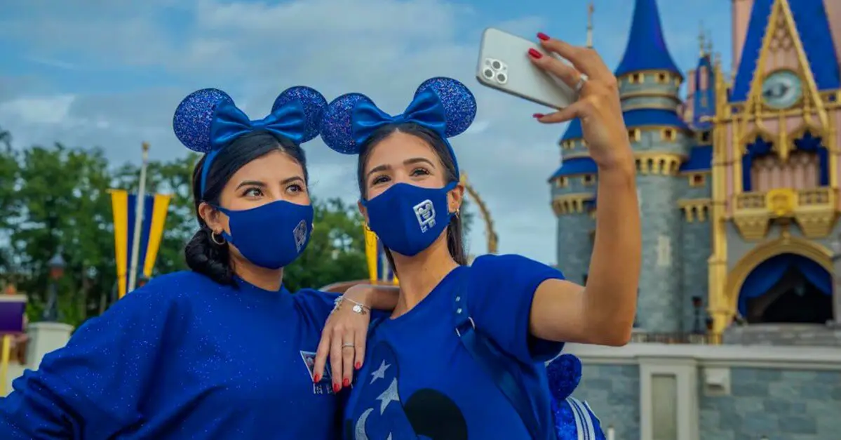 Wishes Come True Collection Artikel aus der Wishes Come True Blue Color Collection vor dem Schloss in Walt Disny World