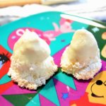 Zwei Matterhorn Macaroons liegen auf einem Teller mit weihnachtlichem Disneymotiv