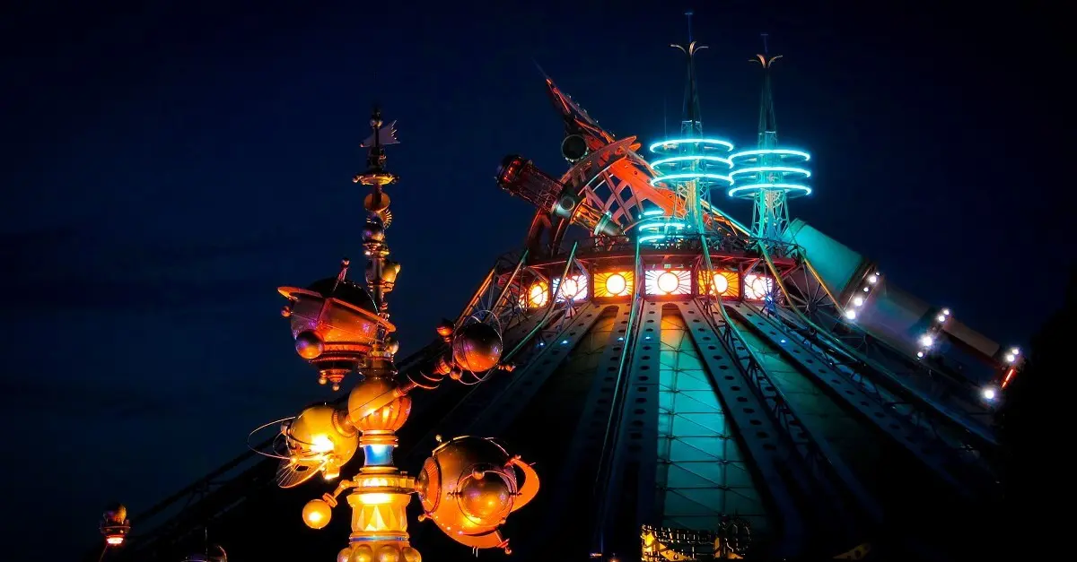 Orbitron und Space Mountain bei Nacht Nachtaufnahme von Space Mountain und Orbitron im Discoveryland in Disneyland Paris