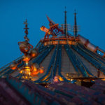 Blick auf die Kuppel und Abschussrampe der Attraktion Hyperspace Mountain bei Nacht, mystisch beleuchtet.