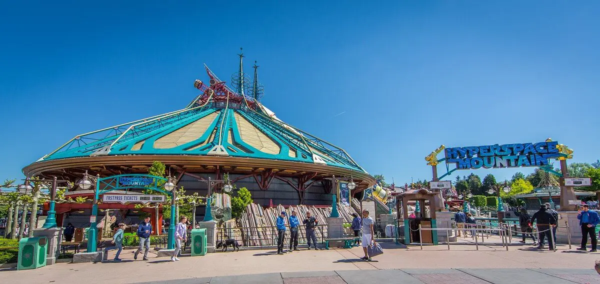 Hyperspace Mountain in Disneyland Paris Blick von außen auf die Kuppel der Attraktion Hyperspace Mountain und den dazugehörigen Eingang.