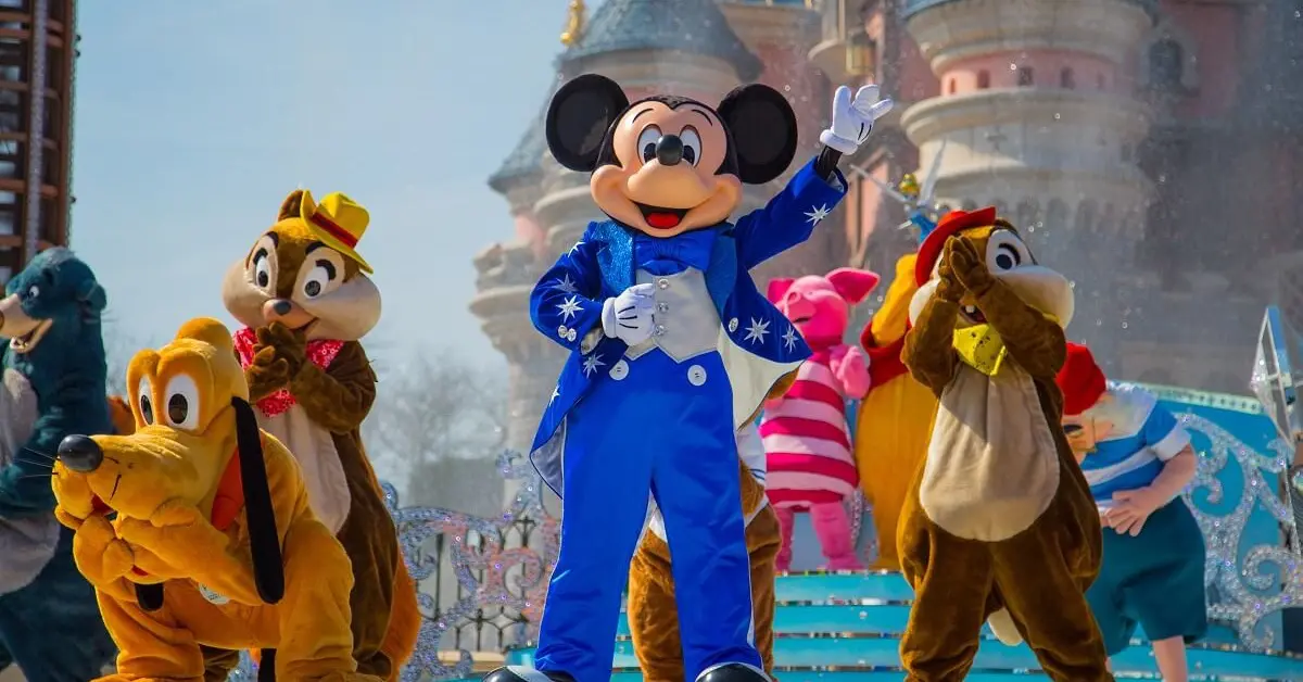 Mickey Mouse und Freunde auf der Bühne Mickey Mouse und einige weitere Disneyfiguren stehen auf der Bühne vor dem Sleeping Beauty Castle im Disneyland Park