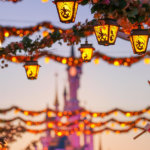 Halloweendekorationen bei einsetzender Dämmerung in Disneyland Paris