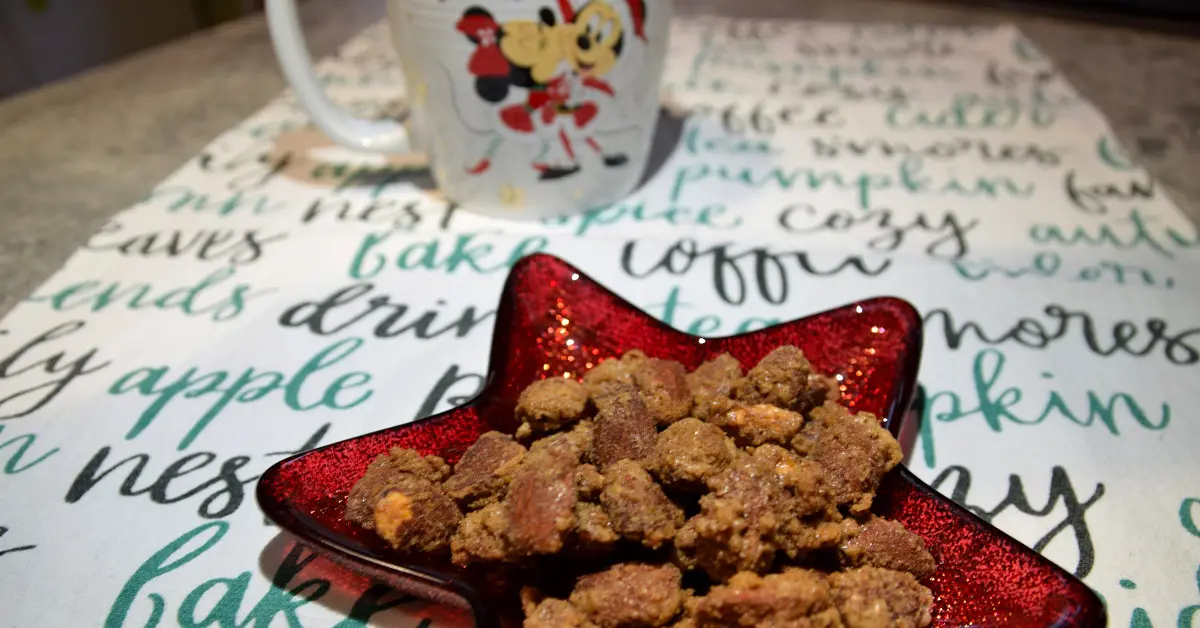 Gebrannte Mandeln In einer sternförmigen roten Schale liegen knackige glasierte Mandeln