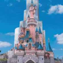 In Baugerüst und Planen gehülltes sleeping Beauty Castle in Disneyland Paris