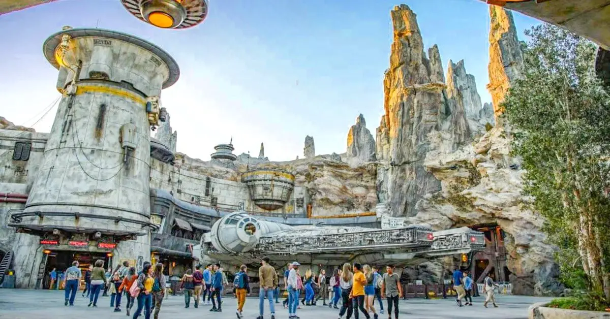 Millenium Falcon in Galaxy's Edge Blick auf den Millennium Falken in Galaxy's Edge