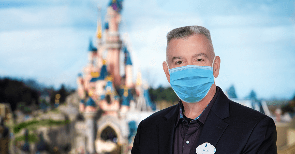 Paul Nichols Paul Nichols - Executive Producer Disney Parks Live Entertainment vor dem Sleeping Beauty Castle