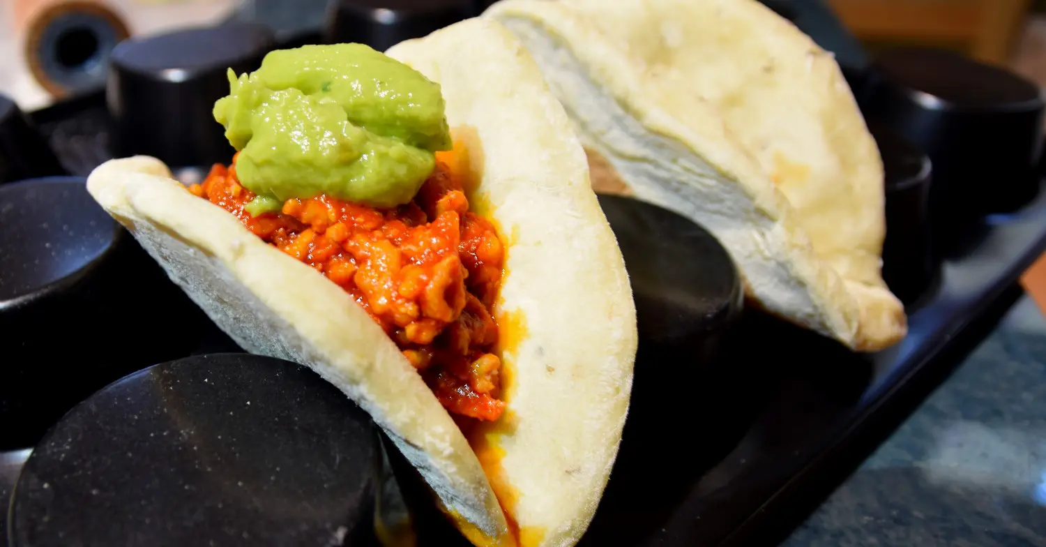 Ein mit Fleisch und Guacamole gefüllter Ronto Wrap nach einem Rezept aus dem offiziellen Star Wars Galaxy's Edge Kochbuch