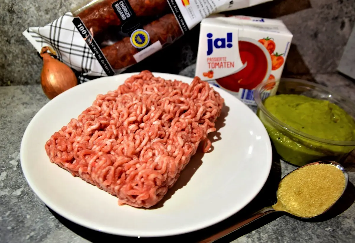 Zutaten für Ronto Wraps Hackfleisch und weitere Zutaten für die Ronto Wraps sind in einer Küche aufgereiht
