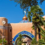 Das orientalisches Stadttor mit Türmen und Kuppeln, davor Palmen, ist der Eingang zum Adventureland in Disneyland Paris