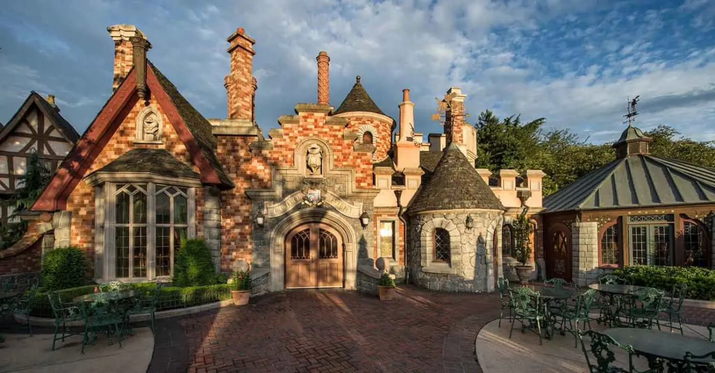Fassade von Toad Hall Blick auf den Außenbereich vor dem Restaurant Toad Hall im Fantasyland in Disneyland Paris