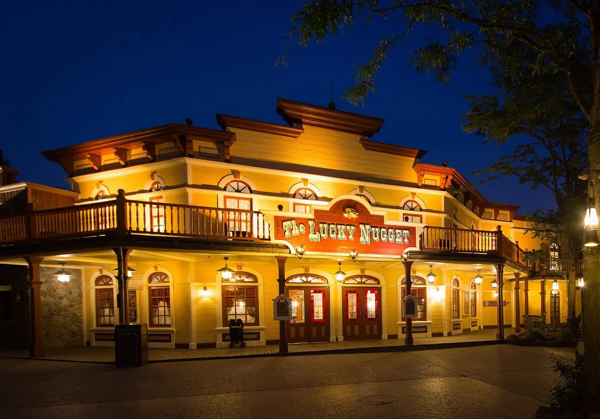 Restaurant The Lucky Nugget Saloon Die hell erleuchtete Front des Lucky Nugget Saloons im Frontierland am Abend