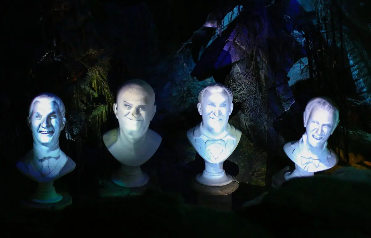 Grim Grinning Ghosts im Phantom Manor Die Büsten der Grim Grinning Ghosts singen abwechselnd im Phantom Manor