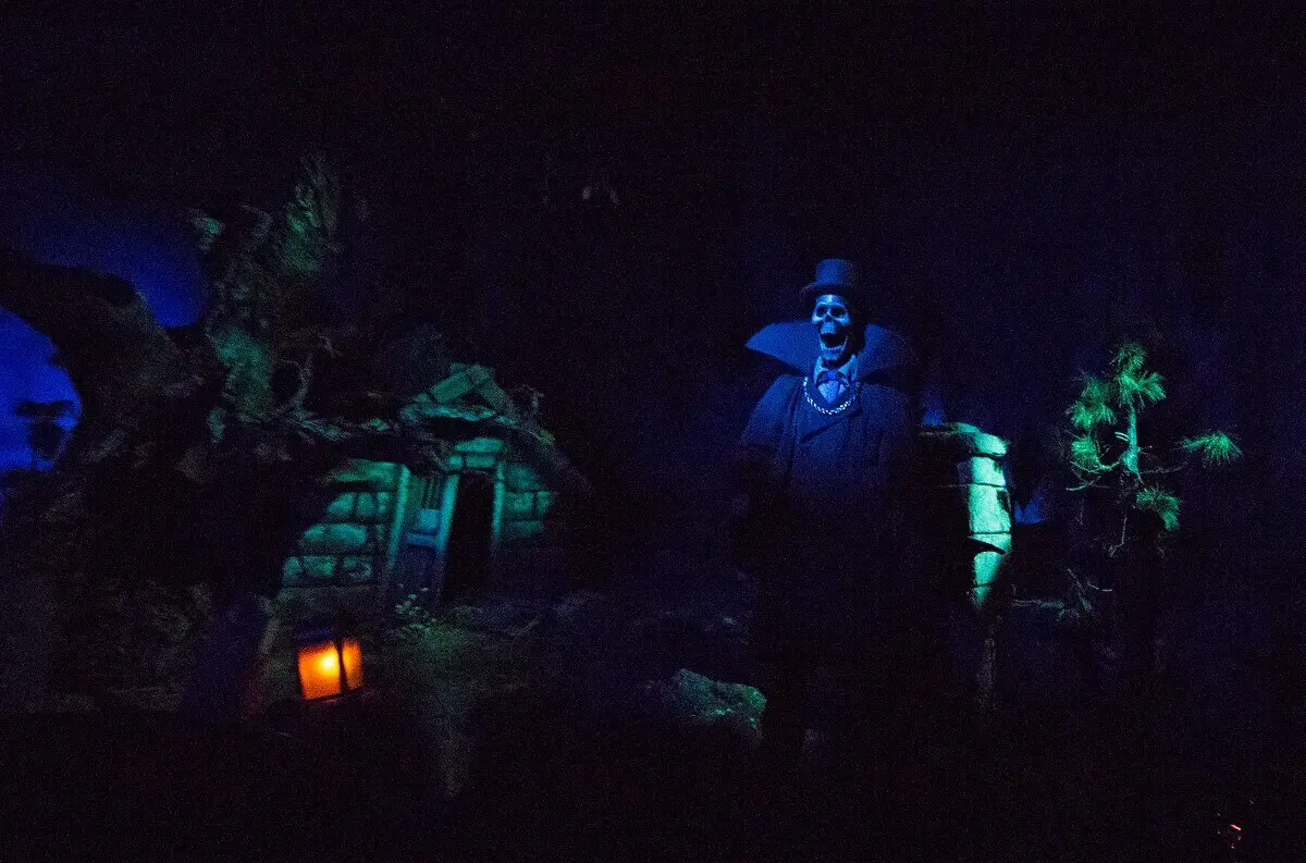 Phantom auf dem Friedhof Das Phantom im Phantom Manor empfängt dieBesucher am Rande des Friedhofs