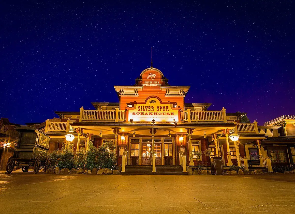 Silver Spur Steakhouse Fassade Die beleuchtete Fassade des Silver Spur Steakhouse bei Nacht.