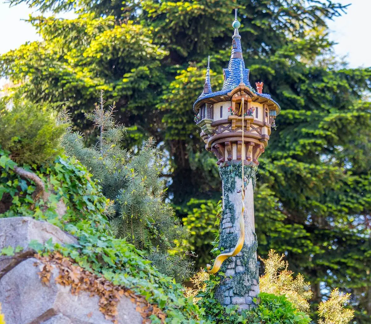 Rapunzel lässt ihr Haar herunter Eine Miniaturversion von Rapunzels Turm in der Attraktion Le Pays des Contes de Fées im Fantasyland in Disneyland Paris