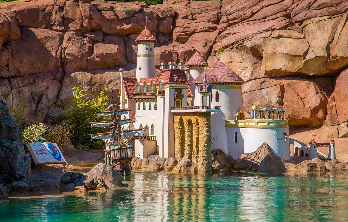 Arielles Märchenschloss Eine Szene der Attraktion Le Pays des Contes de Fées im Fantasyland zeigt das Schloss von Prinz Eric aus dem Disneyfilm Arielle