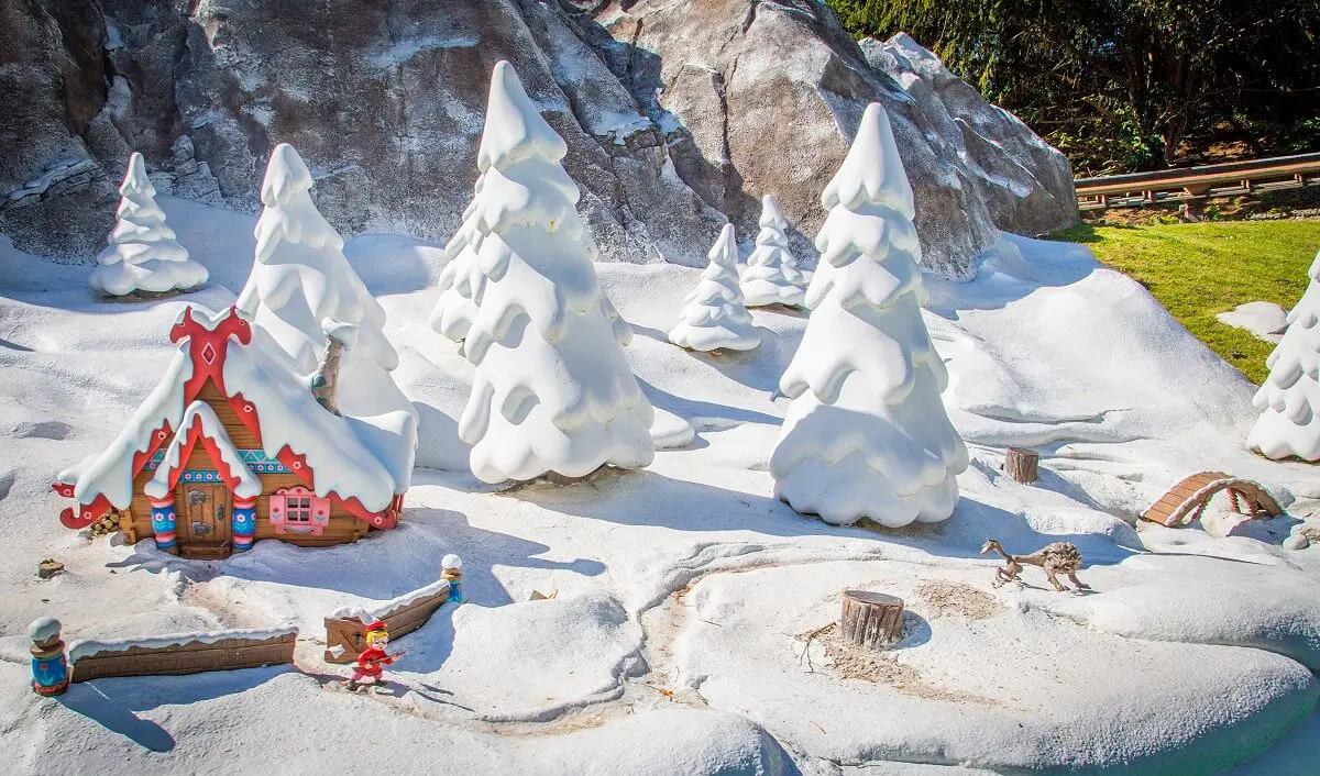 Peter und der Wolf Szene Bei der Attraktion Le Pays des Contes de Fées im Fantasyland ist eine verschneite Szene aus "Peter und der Wolf" zu sehen